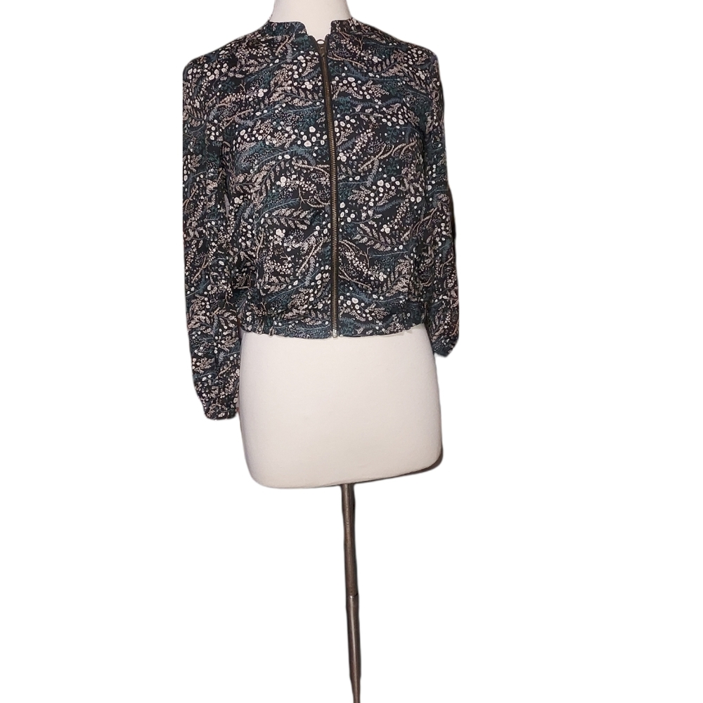 Loft XS Zipup Floral Jacket Fullzip. Dimensions pit-pit 17.5", shoulder-…